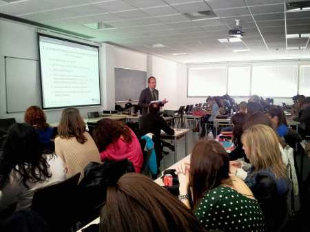 Jeff Galvin, agregado de prensa de la embajada de EEUU charla con los alumnos