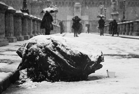 Mendigo bajo tormenta de nieve. Fuente: lazarohades.com