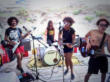 Los Explosivos durante el concierto.