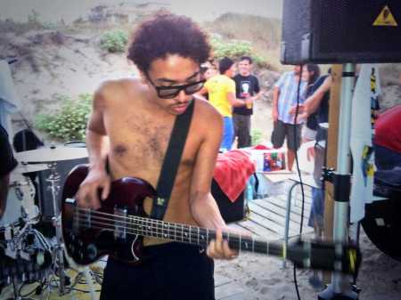 Alonso, el hombre del bajo. 