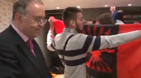 Joven portando el emblema de Falange. Fuente: elperiodico.com