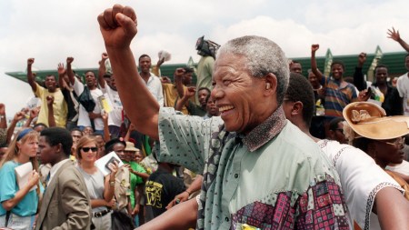 Nelson Mandela durante un mitin