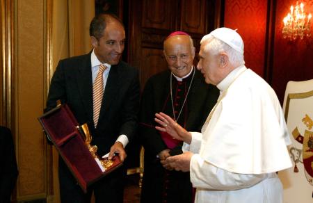  Camps obsequia a Benedicto XVI durante su visita a Valencia. Foto: SeudeXativa