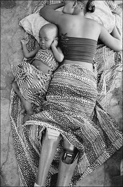 Sofia Elface Fumo y su hija, fotografiada por Gervasio Sánchez para "Vidas Minadas"