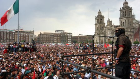 El zapatour llega a la plaza del Zócalo en México DF