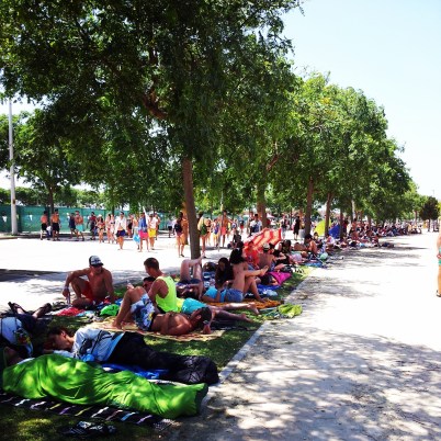 Personas a la sombra, descansando 